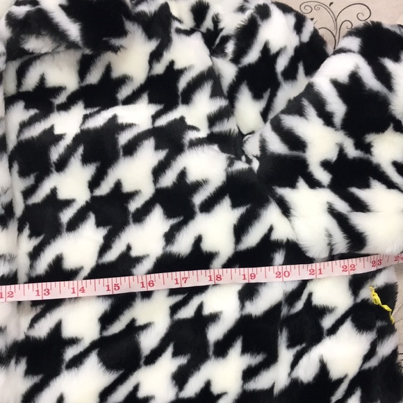 🎁CeCe by Cynthia Steffe Faux Fur Houndstooth Coat - Picture 15 of 16